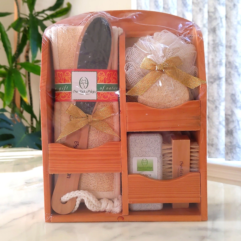 NWT. 7pc Bath Accessories Gift Set with wooden shelf.